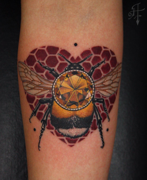 插画风格的彩色蜜蜂与珠宝手臂纹身图案