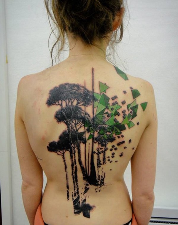背部黑色大树与绿色几何图形纹身图案