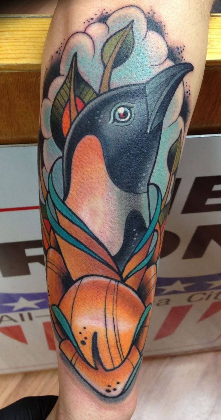 手臂彩色的企鹅纹身图案