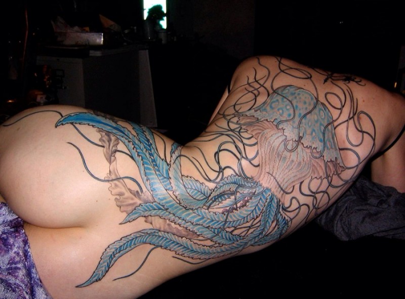女生背部惊人的多彩水母纹身图案