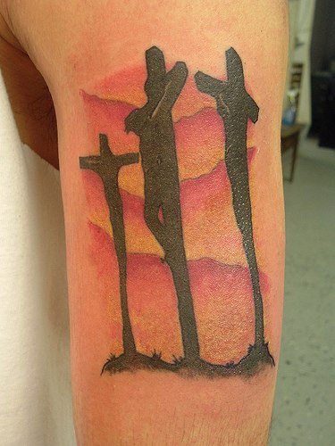 手臂十字架宗教风格彩色纹身图案