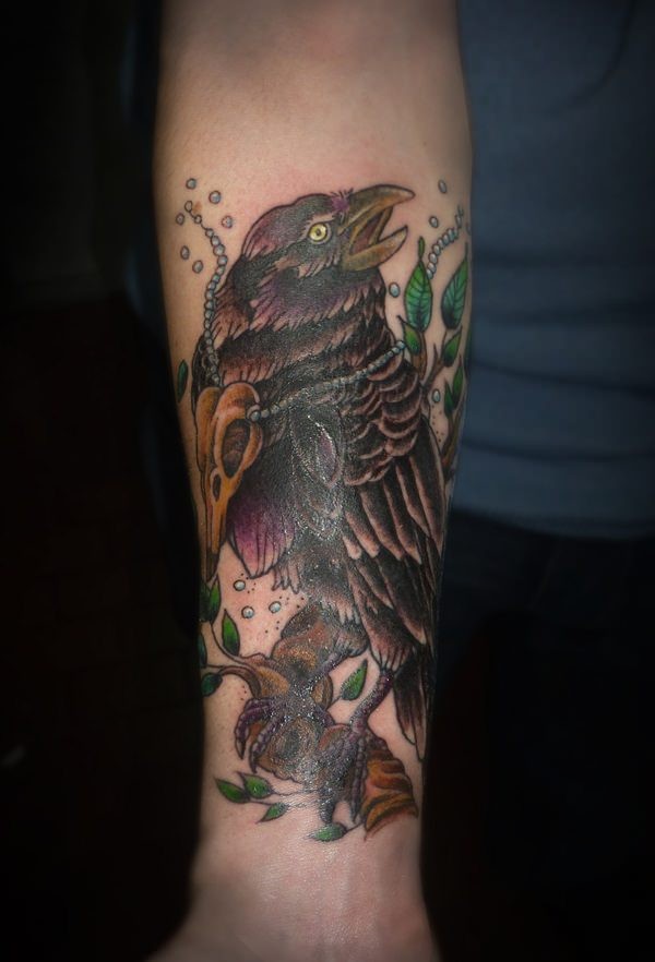 old school彩色大乌鸦与树叶和动物头骨手臂纹身图案
