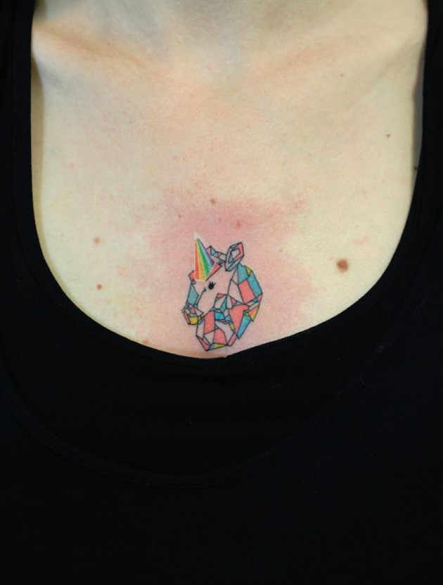 胸部彩色的几何独角兽纹身图案