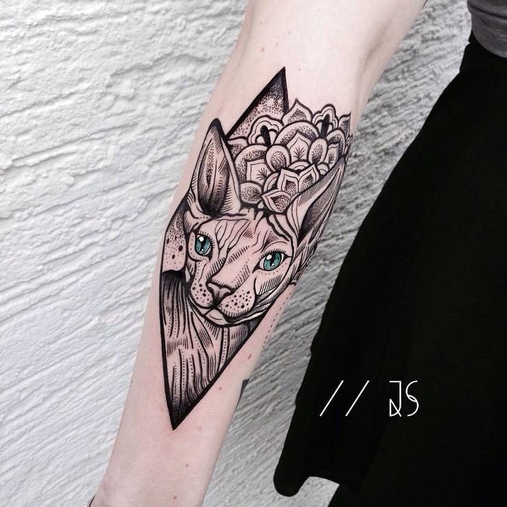 令人难以置信的点刺五毛猫和花朵手臂纹身图案