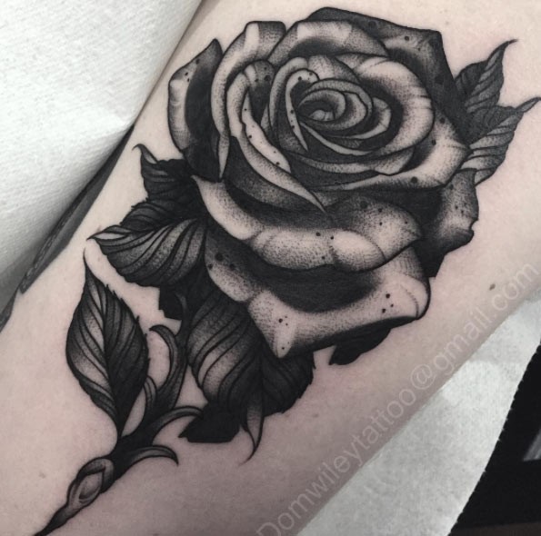 手臂3D风格黑色的玫瑰花纹身图案