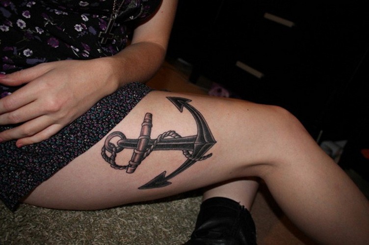大腿黑色的船锚个性纹身图案
