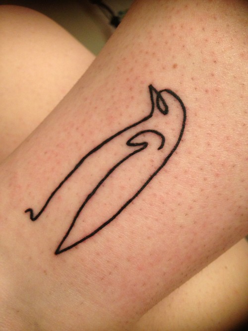 黑色线条可爱的企鹅纹身图案