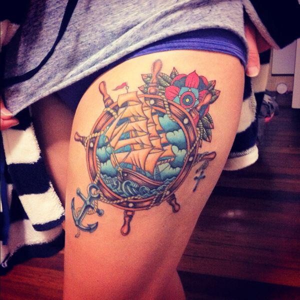 大腿彩色航海帆船与船锚船舵和花朵纹身图案