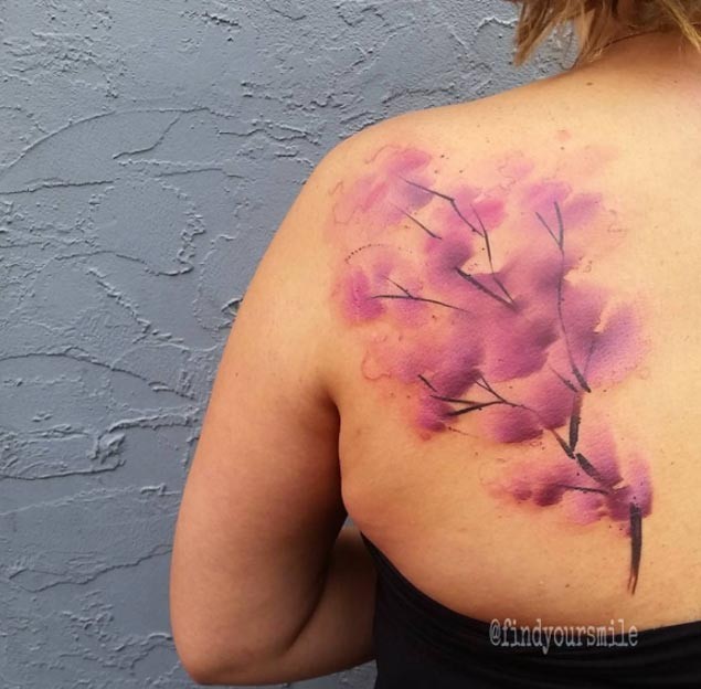 背部抽象风格的粉红色花卉纹身图案