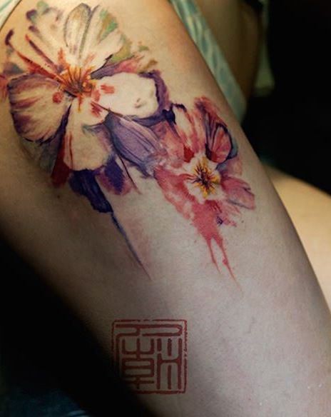 惊人的自然彩色3D花卉大腿纹身图案