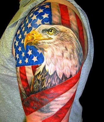 手臂鹰裹着美国国旗纹身图案
