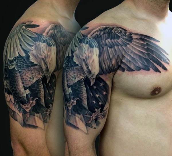 男性大臂美国国旗和鹰纹身图案