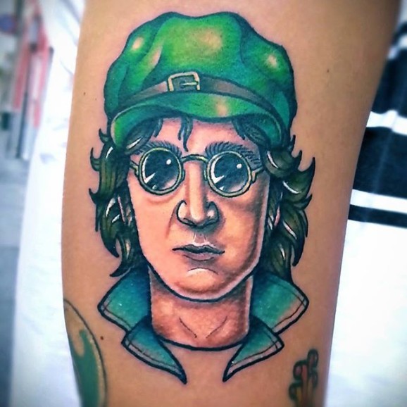 新风格的彩色列侬头像手臂纹身图案