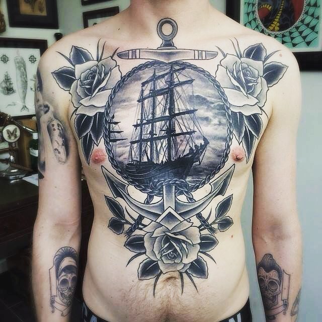 胸部雕刻风格的黑白船锚和玫瑰帆船纹身图案