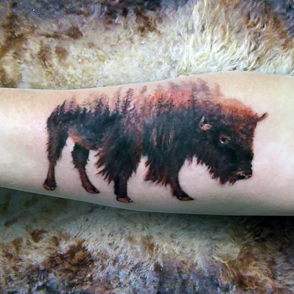 野生公牛与彩色森林结合手臂纹身图案