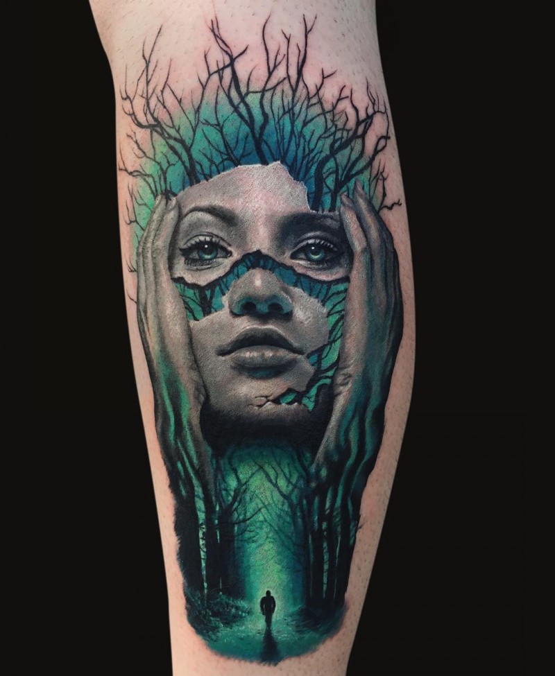 小腿抽象风格彩色女人头像和森林纹身图案