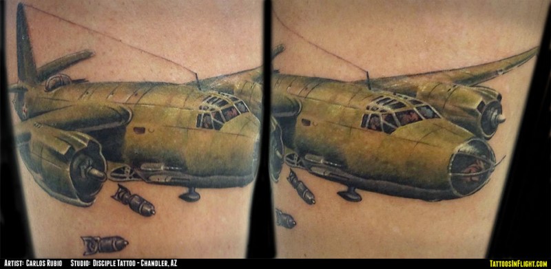 逼真的彩色轰炸机手臂纹身图案