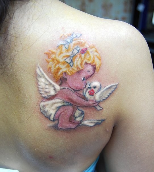 七彩的小天使和鸽子纹身图案