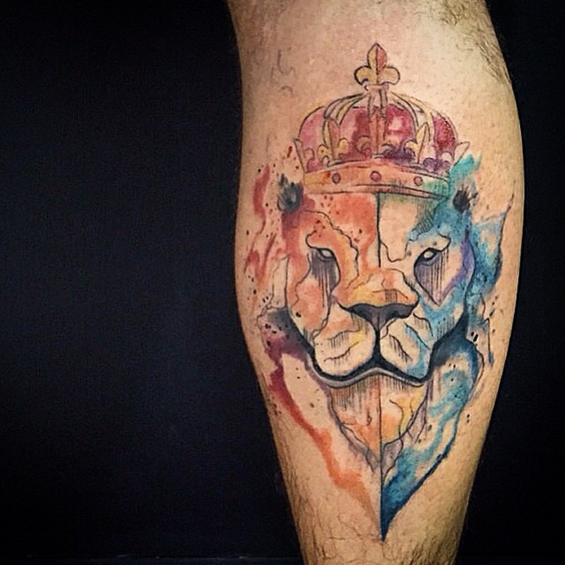小腿五彩的狮子头像与皇冠纹身图案
