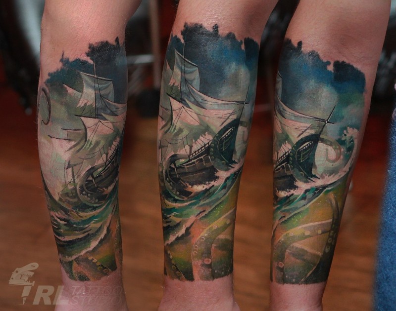 经典的五彩帆船和大风浪手臂纹身图案