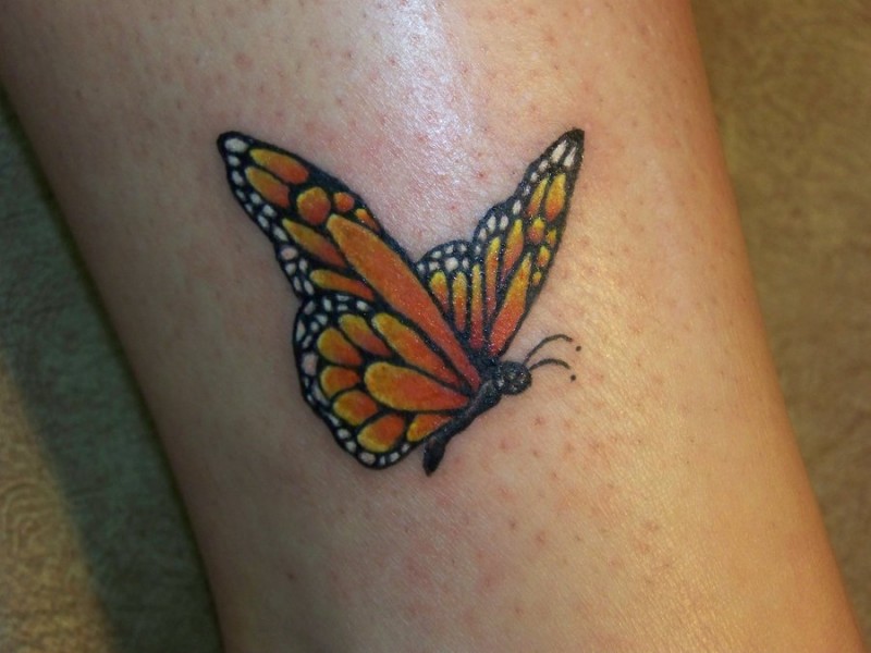 惊人的黄色小蝴蝶腿部纹身图案