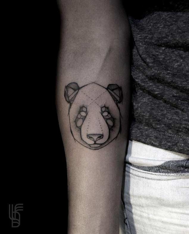 手臂抽象风格迷你黑色熊猫头纹身图案
