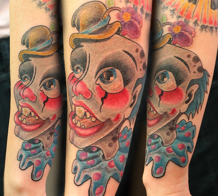 卡通风格彩色怪物小丑手臂纹身图案