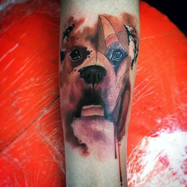 手臂抽象风格的彩色狗纹身图案