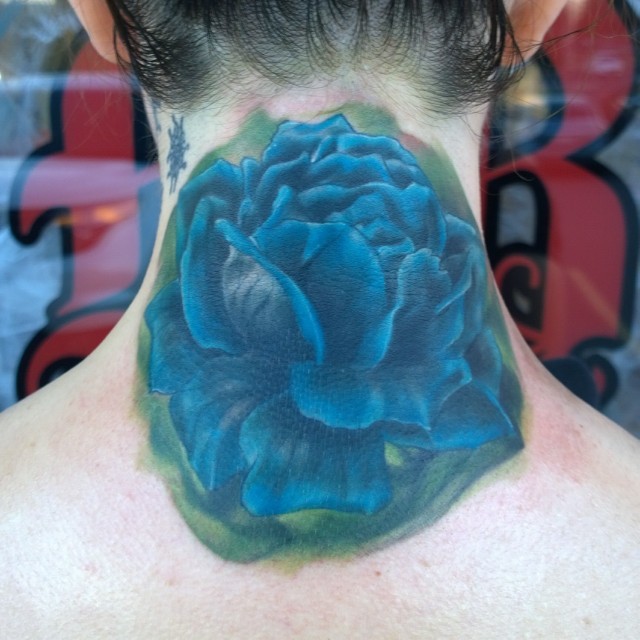 颈部3D蓝色的玫瑰花纹身图案