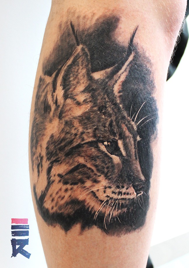 小腿黑灰写实的夜猫头像纹身图案