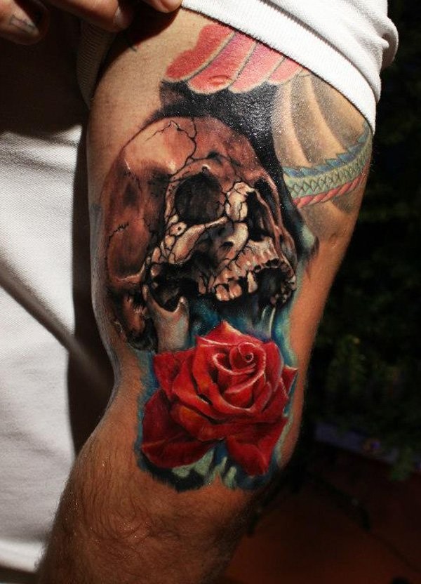 大臂梦幻般的写实骷髅与玫瑰花纹身图案
