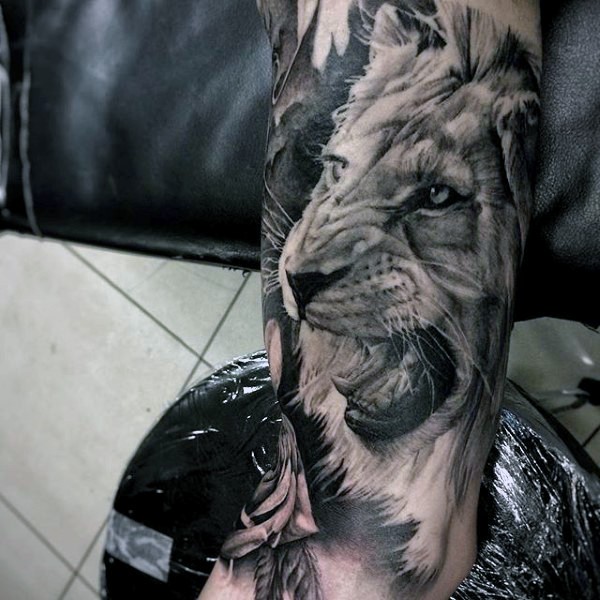 手臂3D逼真的黑灰狮子头纹身图案