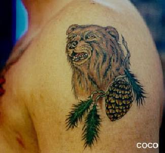 手臂棕色熊和松果纹身图案