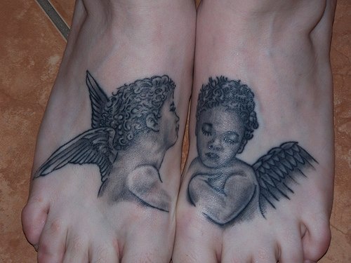 两个小天使双脚背纹身图案