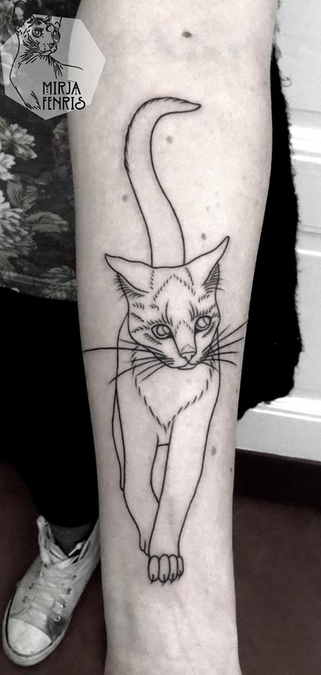 素描风格黑色可爱的猫手臂纹身图案