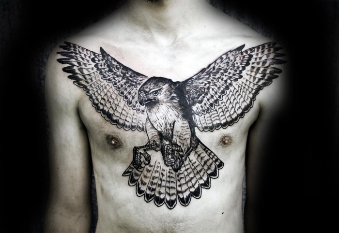 胸部3D逼真的黑色鹰纹身图案