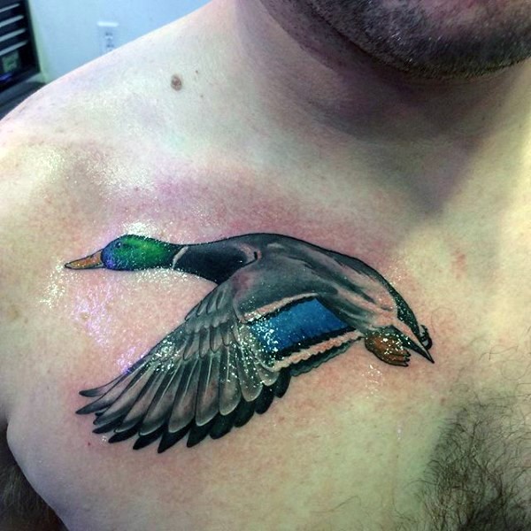 胸部3D奇妙的彩色飞天鸭子纹身图案