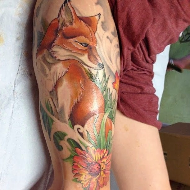 大腿鲜艳的彩色狐狸花朵纹身图案