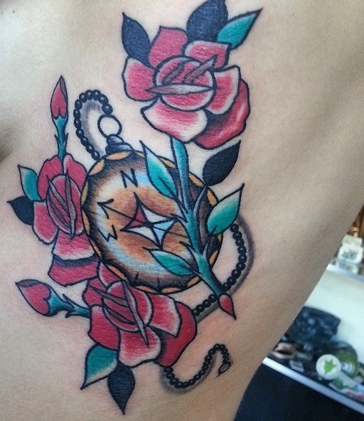 侧肋彩色经典的玫瑰和指南针纹身图案