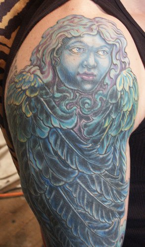 蓝色翅膀的天使女孩纹身图案