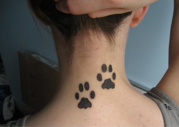 可爱的黑色动物爪印颈部纹身图案