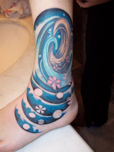 脚踝蓝色的月亮和漩涡纹身图案
