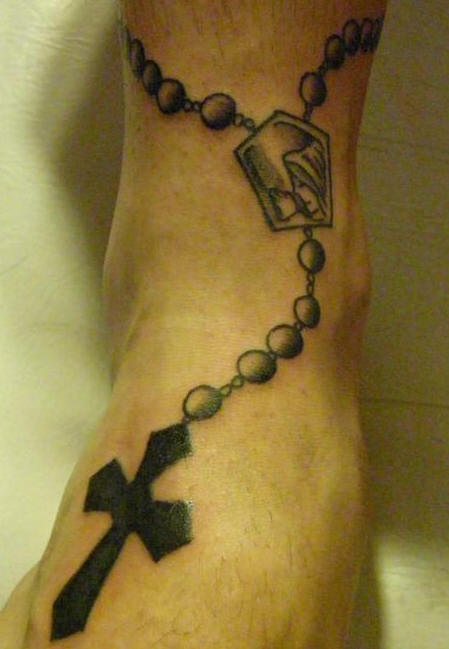 念珠和十字架脚踝纹身图案