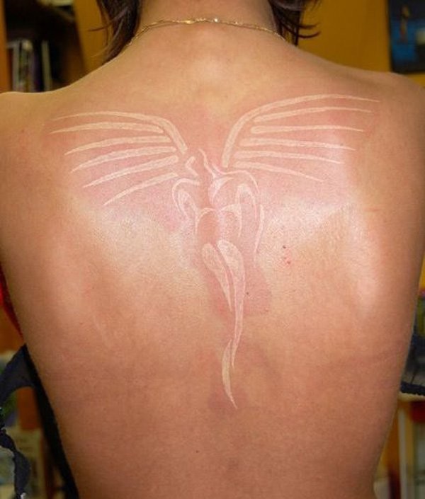 美丽的白色隐形天使背部纹身图案