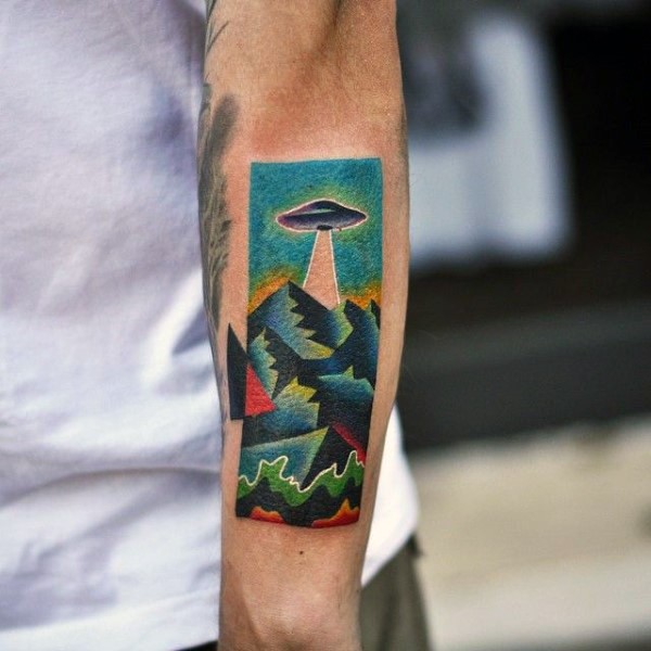 手臂彩色外星人帆船与山脉纹身图案