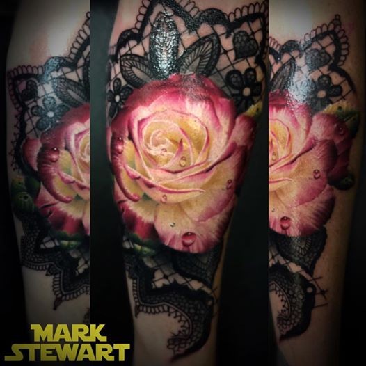 漂亮逼真的彩色玫瑰手臂纹身图案