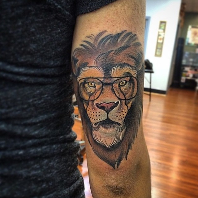 手臂彩绘的狮子头像和眼镜纹身图案