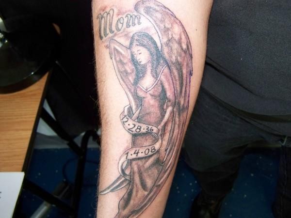 天使和纪念字母小臂纹身图案