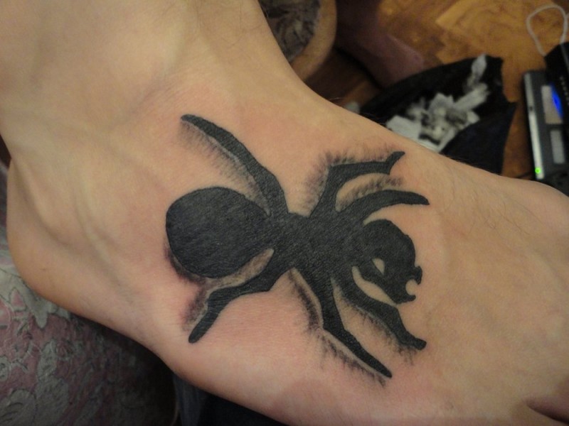 脚背可怕的黑色大蚂蚁纹身图案