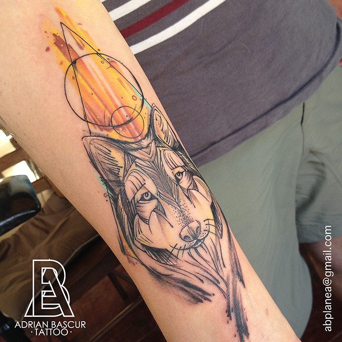 手臂线条风格的彩色狼头纹身图案
